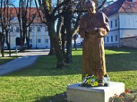 Petrinjski park. Statua Kardinala Kuharića